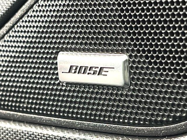 【BOSEサウンドシステム】メーカーオプションの高品位サウンドシステムを搭載。専用のチューニングが施された大小様々なスピーカーから良質なサウンドが奏でられ、臨場感あふれる音響空間を演出します。