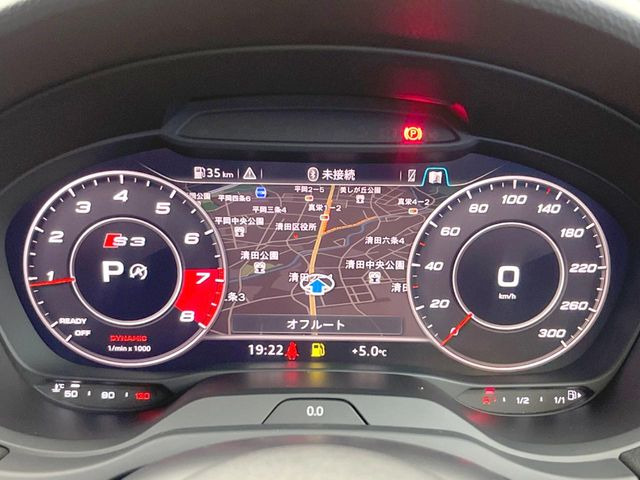 ���o�[�`�����R�b�N�s�b�g:�S�̂��t���p�l���ƂȂ��Ă����i�I�ȃ��[�^�[�p�l���B�ʏ�̃X�s�[�h���[�^�[�Ƃ��Ă̋@�\�͂������A�i�r�E�I�[�f�B�I�@�\�̊m�F�E������ł��A�^�]�ɏW�����₷���Ȃ��Ă���܂��B