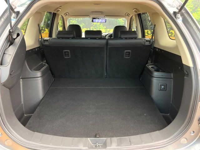 ���i�̂���������ʋ΁A���}���ɏ\���ȉ׎��X�y�[�X���m�ۂ��Ă���܂��B�Z�J���h�V�[�g��|���ƁA�傫�ȉו��̐ύڂ��\�ł���