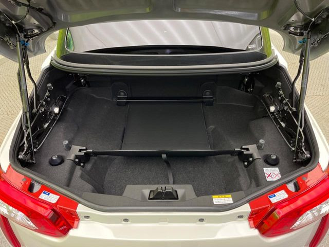 ���i�̂���������ʋ΁A���}���ɏ\���ȉ׎��X�y�[�X���m�ۂ��Ă���܂��B�Z�J���h�V�[�g��|���ƁA�傫�ȉו��̐ύڂ��\�ł���