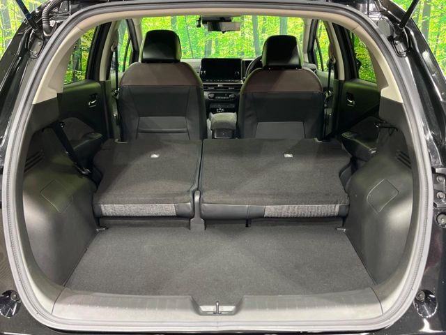 ���i�̂���������ʋ΁A���}���ɏ\���ȉ׎��X�y�[�X���m�ۂ��Ă���܂��B�Z�J���h�V�[�g��|���ƁA�傫�ȉו��̐ύڂ��\�ł���