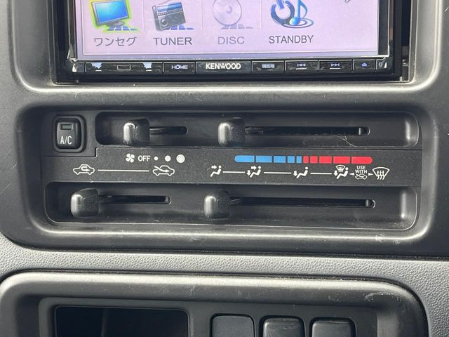 寒い冬も暑い夏も全席に快適な空調を届けてくれる、ダイヤル式エアコンを装備♪