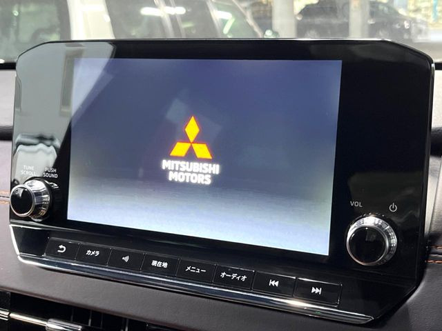 【メーカー純正ナビ】インテリアに溶け込むスタイリッシュな「専用設計」メーカーナビを装備♪視認性や操作性など基本性能にも優れ、より上質なカーライフをお楽しみいただけます。