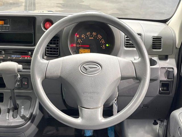 �C���e���A�ɍ��킹���f�U�C���̃X�e�A�����O�́A�^�]�������̂��Ƃ��l���A�^�]���₷���`��A�傫���ł��B�����x�A���ۂɐG���Ă��m���߂��������B