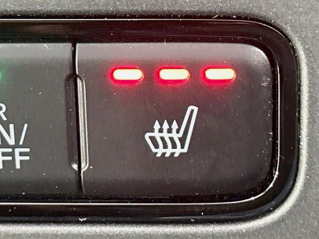 【シートヒーター】寒い日に重宝するシートヒーター!エアコンより早く温まってくれるので寒がりの人も安心ですね♪エアコンの温風は乾燥するから苦手、という方にもをおすすめです。