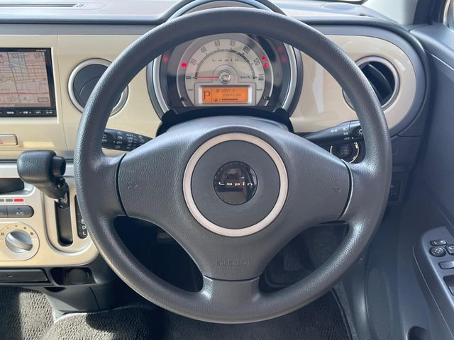 �C���e���A�ɍ��킹���f�U�C���̃X�e�A�����O�́A�^�]�������̂��Ƃ��l���A�^�]���₷���`��A�傫���ł��B�����x�A���ۂɐG���Ă��m���߂��������B