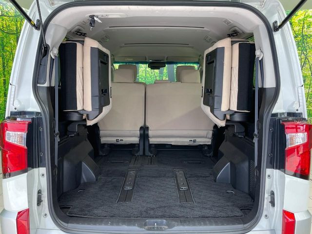 ���i�̂���������ʋ΁A���}���ɏ\���ȉ׎��X�y�[�X���m�ۂ��Ă���܂��B�Z�J���h�V�[�g��|���ƁA�傫�ȉו��̐ύڂ��\�ł���