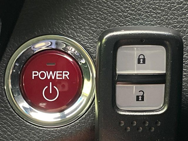 �yHonda�X�}�[�g�L�[�z�J�o����|�P�b�g�ɓ��ꂽ�܂܂ł��h�A�̎{���E�������\�ȃX�}�[�g�L�[�𑕔��B�G���W���̃I���E�I�t�����J�M�����o���K�v����������Ƃ��Ă��֗��ł���