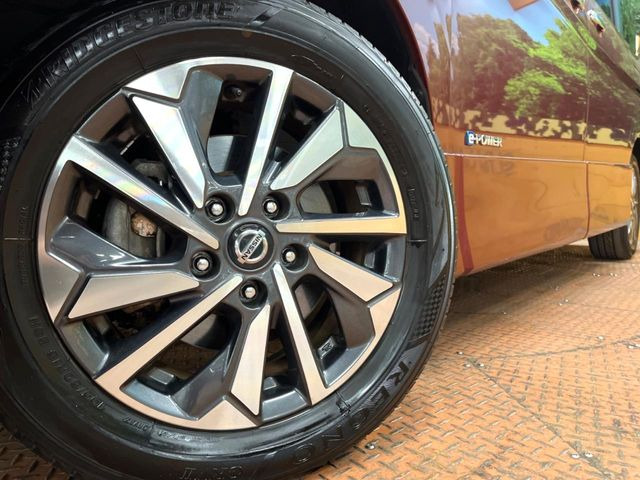 【純正アルミホイール】外観にマッチした純正アルミホイールを装着しております。各種社外アルミホイールや、スタッドレスタイヤも取扱いしております。是非ご相談ください♪