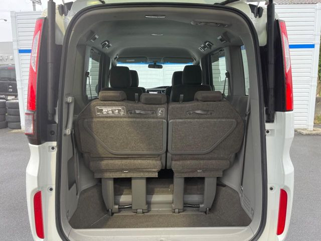 ���i�̂���������ʋ΁A���}���ɏ\���ȉ׎��X�y�[�X���m�ۂ��Ă���܂��B�Z�J���h�V�[�g��|���ƁA�傫�ȉו��̐ύڂ��\�ł���