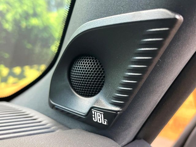 �yJBL�T�E���h�V�X�e���z���[�J�[�I�v�V�����̍��i�ʃT�E���h�V�X�e���𓋍ځB��p�̃`���[�j���O���{���ꂽ�召�l�X�ȃX�s�[�J�[����ǎ��ȃT�E���h���t�ł��A�Տꊴ���ӂ�鉹����Ԃ����o���܂��B