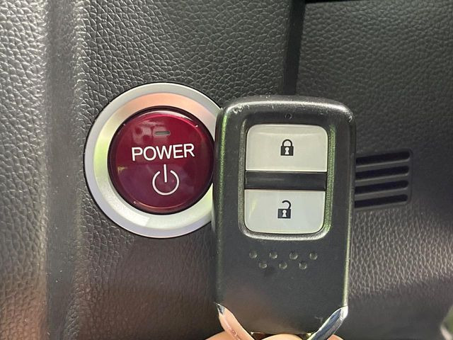 �yHonda�X�}�[�g�L�[�z�J�o����|�P�b�g�ɓ��ꂽ�܂܂ł��h�A�̎{���E�������\�ȃX�}�[�g�L�[�𑕔��B�G���W���̃I���E�I�t�����J�M�����o���K�v����������Ƃ��Ă��֗��ł���