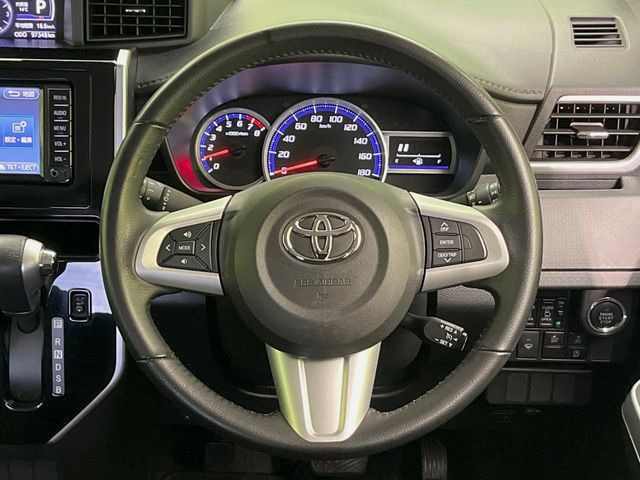 �C���e���A�ɍ��킹���f�U�C���̃X�e�A�����O�́A�^�]�������̂��Ƃ��l���A�^�]���₷���`��A�傫���ł��B�����x�A���ۂɐG���Ă��m���߂��������B