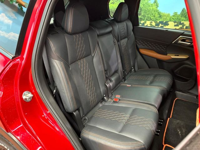 後部座席も気になるようなキズ・汚れやへたり等、大きなダメージはなく、良好な状態です。