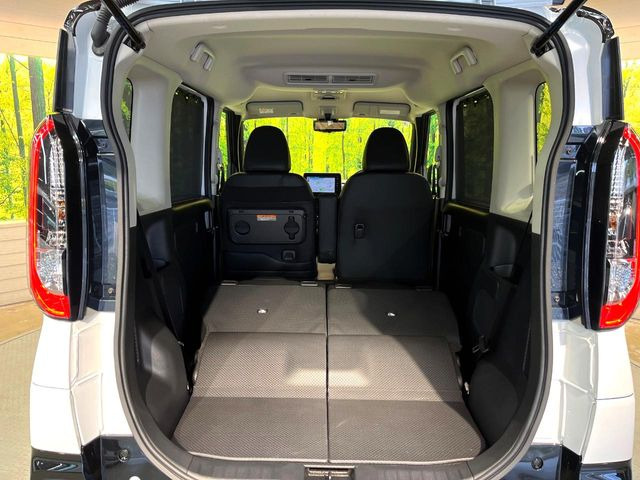 ���i�̂���������ʋ΁A���}���ɏ\���ȉ׎��X�y�[�X���m�ۂ��Ă���܂��B�Z�J���h�V�[�g��|���ƁA�傫�ȉו��̐ύڂ��\�ł���