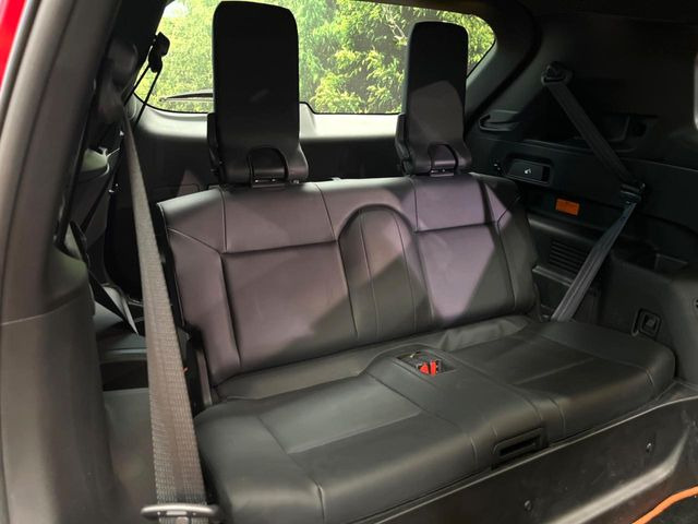 床下収納式のサードシートです。座席部分をコンパクトに収納でき、広大な荷室スペースとしてお使いいただけます!乗車人数や荷物の量など利用シーンに合わせて3列目を有効活用でき、とっても便利♪