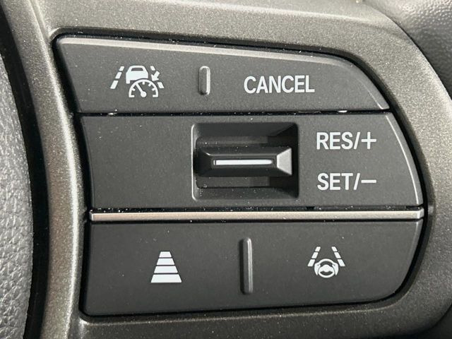 【アダプティブクルーズコントロール】高速道路での長距離走行が楽に!!自動で速度を保つクルーズコントロールが、衝突軽減システムと連携し、前方の車両を感知して車間を保つように速度調節してくれます!!