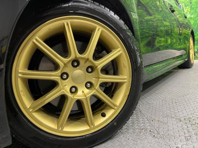�O�ςɃ}�b�`�����A���~�z�C�[���𑕒����Ă���܂��B�e��ЊO�A���~�z�C�[����A�X�^�b�h���X�^�C�����戵�����Ă���܂��B���񂲑��k����������