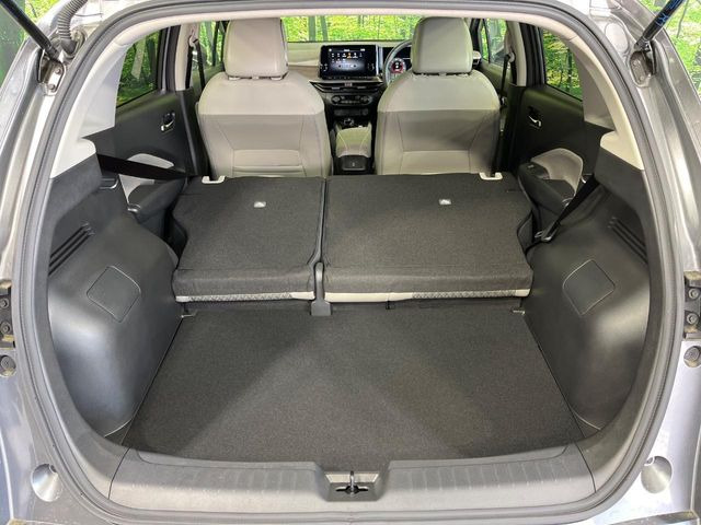 ���i�̂���������ʋ΁A���}���ɏ\���ȉ׎��X�y�[�X���m�ۂ��Ă���܂��B�Z�J���h�V�[�g��|���ƁA�傫�ȉו��̐ύڂ��\�ł���