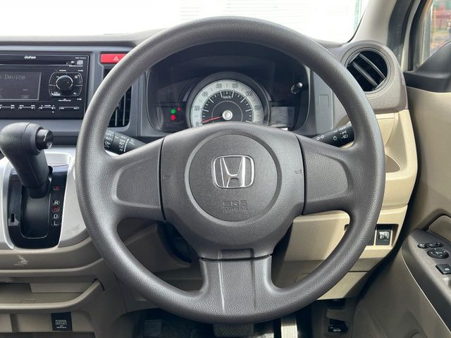 �C���e���A�ɍ��킹���f�U�C���̃X�e�A�����O�́A�^�]�������̂��Ƃ��l���A�^�]���₷���`��A�傫���ł��B�����x�A���ۂɐG���Ă��m���߂��������B