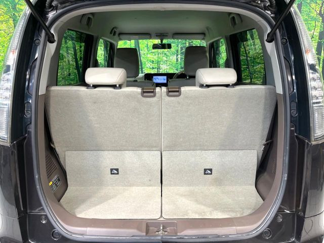 ���i�̂���������ʋ΁A���}���ɏ\���ȉ׎��X�y�[�X���m�ۂ��Ă���܂��B�Z�J���h�V�[�g��|���ƁA�傫�ȉו��̐ύڂ��\�ł���