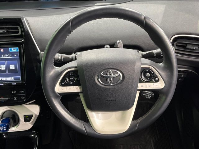 �C���e���A�ɍ��킹���f�U�C���̃X�e�A�����O�́A�^�]�������̂��Ƃ��l���A�^�]���₷���`��A�傫���ł��B�����x�A���ۂɐG���Ă��m���߂��������B