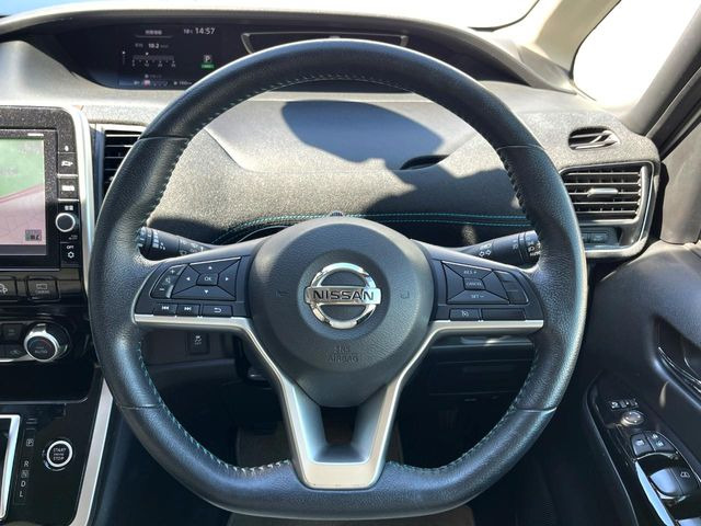 �C���e���A�ɍ��킹���f�U�C���̃X�e�A�����O�́A�^�]�������̂��Ƃ��l���A�^�]���₷���`��A�傫���ł��B�����x�A���ۂɐG���Ă��m���߂��������B