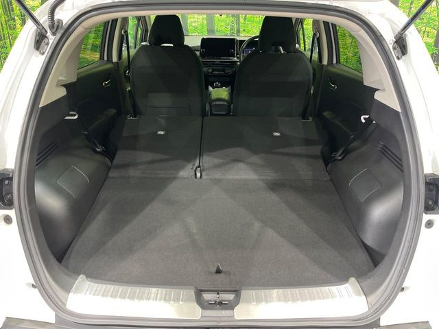 ���i�̂���������ʋ΁A���}���ɏ\���ȉ׎��X�y�[�X���m�ۂ��Ă���܂��B�Z�J���h�V�[�g��|���ƁA�傫�ȉו��̐ύڂ��\�ł���