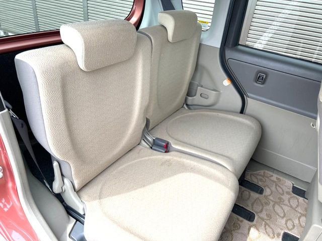後部座席も気になるようなキズ・汚れやへたり等、大きなダメージはなく、良好な状態です。