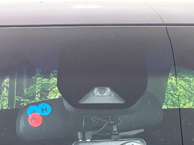 【ホンダセンシング】走行中に前方の車両等を認識し、衝突しそうな時は警報とブレーキで衝突回避と被害軽減をアシスト。より安全にドライブをお楽しみいただけます。
