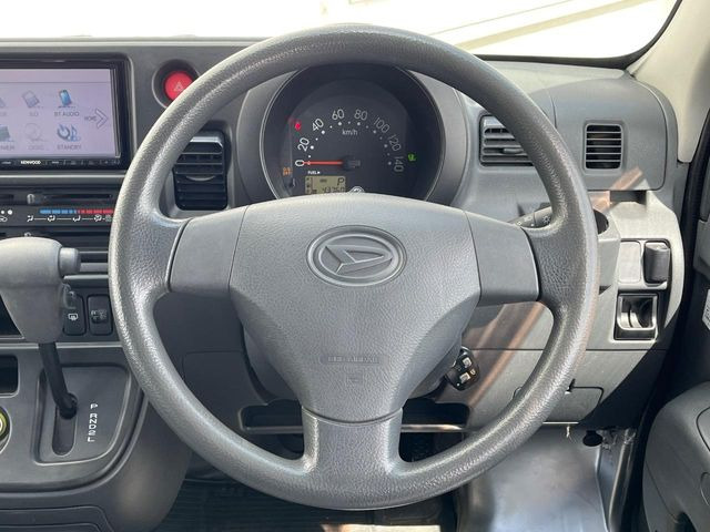 インテリアに合わせたデザインのステアリングは、運転される方のことも考え、運転しやすい形状、大きさです。是非一度、実際に触ってお確かめください。