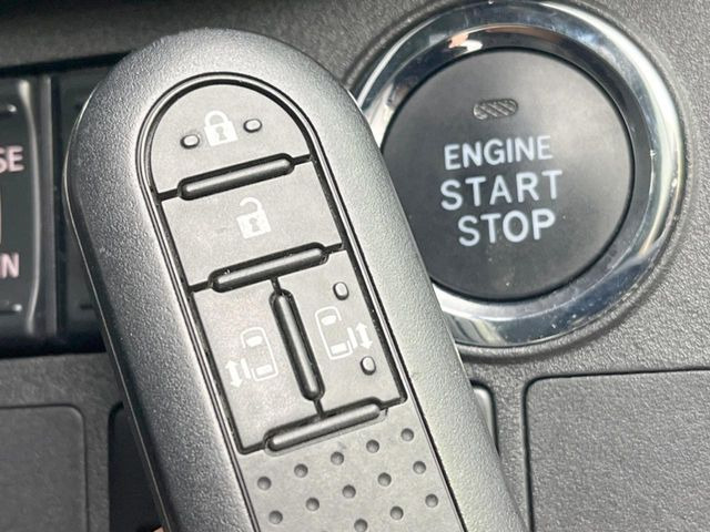 【キーフリーシステム】カバンやポケットに入れたままでもドアの施錠・解錠が可能なスマートキーを装備。エンジンのオン・オフ時もカギを取り出す必要が無いからとっても便利です♪