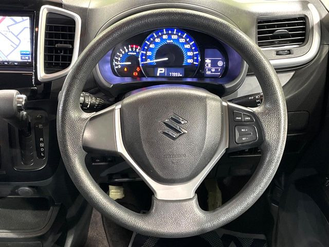インテリアに合わせたデザインのステアリングは、運転される方のことも考え、運転しやすい形状、大きさです。是非一度、実際に触ってお確かめください。