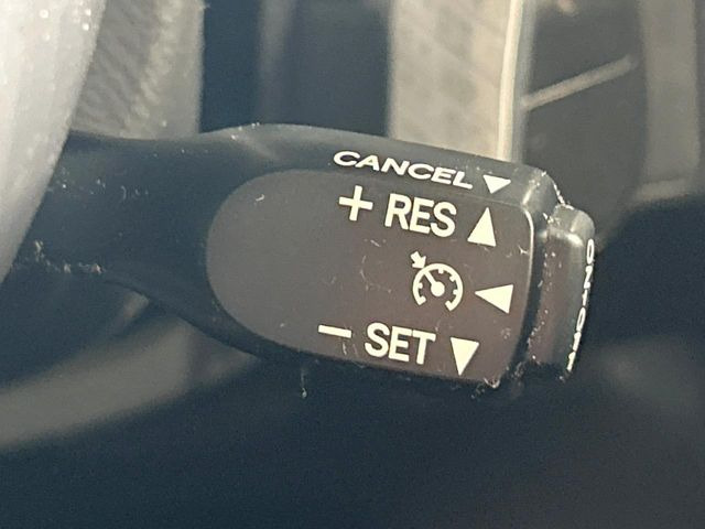 【クルーズコントロール】高速道路もラクラク走行。アクセルを離しても一定速度で走行ができ、長距離運転時の負担を軽減!加速・減速も簡単なスイッチ操作で調整できます。