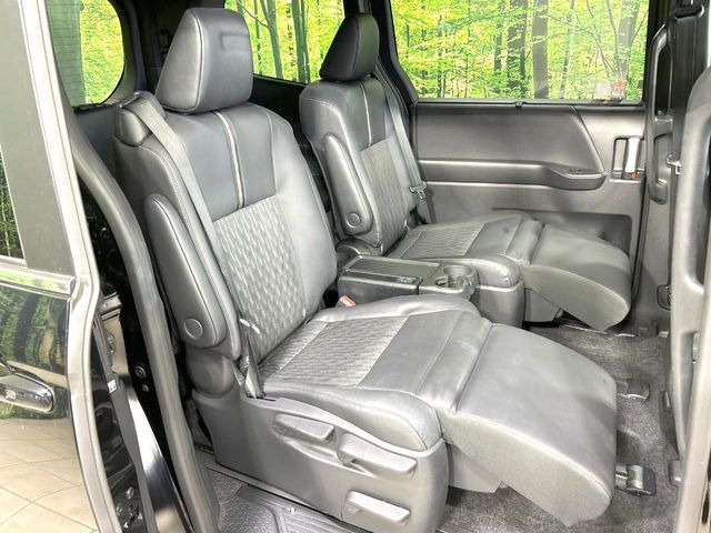 【オットマン付セカンドシート】足を延ばしてリラックスしたいときに便利なオットマン!ロングドライブや仮眠の際にもゆったり快適にお過ごしいただけます♪