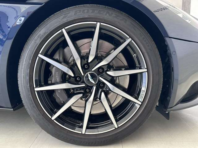 オプション:20インチ、10スポークディレクショナルシルバーホイールダイヤモンド旋削仕上げ