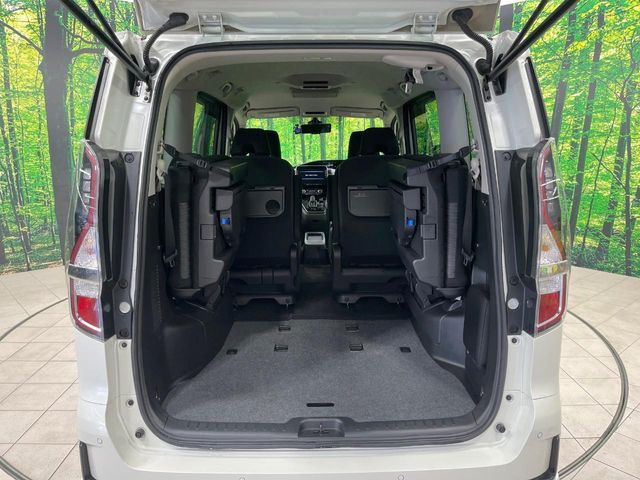 普段のお買い物や通勤、送迎等に十分な荷室スペースを確保しております。セカンドシートを倒すと、大きな荷物の積載も可能です♪