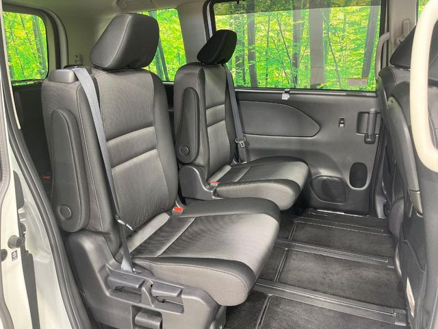 後部座席も気になるようなキズ・汚れやへたり等、大きなダメージはなく、良好な状態です。