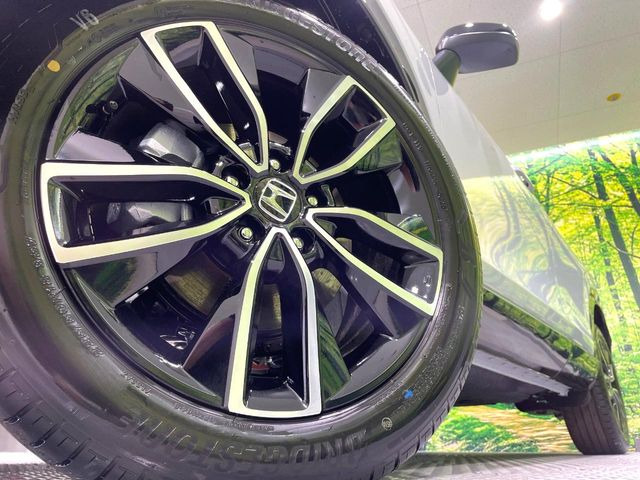 �y����18�C���`�A���~�z�C�[���z�O�ςɃ}�b�`���������A���~�z�C�[���𑕒����Ă���܂��B�e��ЊO�A���~�z�C�[����A�X�^�b�h���X�^�C�����戵�����Ă���܂��B���񂲑��k����������