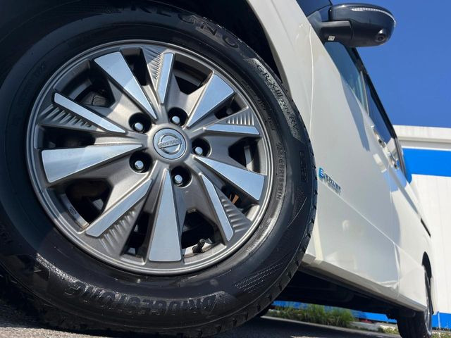 �y����15�C���`�A���~�z�C�[���z�O�ςɃ}�b�`���������A���~�z�C�[���𑕒����Ă���܂��B�e��ЊO�A���~�z�C�[����A�X�^�b�h���X�^�C�����戵�����Ă���܂��B���񂲑��k����������