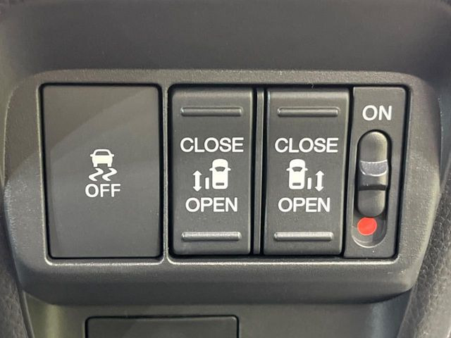 【両側パワースライドドア】スマートキーや運転席のスイッチで後席両側スライドドアの開閉が可能♪電動だから力を入れてドアを開ける必要が無く、小さなお子様でも簡単に開け閉めでき快適です♪