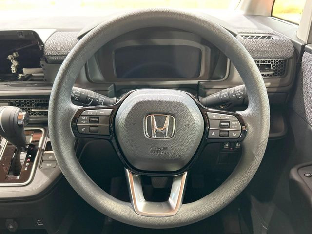 �C���e���A�ɍ��킹���f�U�C���̃X�e�A�����O�́A�^�]�������̂��Ƃ��l���A�^�]���₷���`��A�傫���ł��B�����x�A���ۂɐG���Ă��m���߂��������B