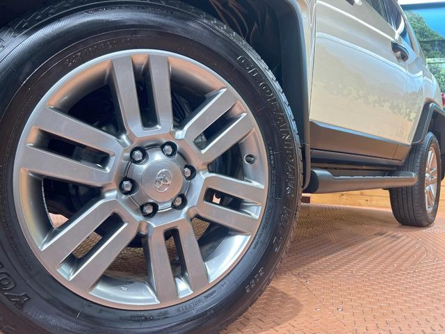 【純正20インチアルミホイール】外観にマッチした純正アルミホイールを装着しております。各種社外アルミホイールや、スタッドレスタイヤも取扱いしております。是非ご相談ください♪