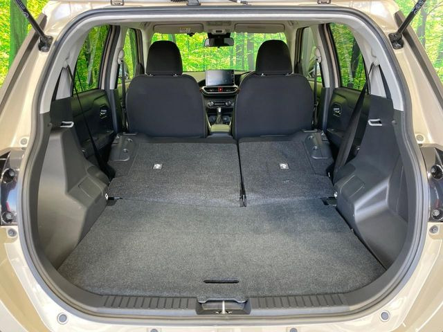 ���i�̂���������ʋ΁A���}���ɏ\���ȉ׎��X�y�[�X���m�ۂ��Ă���܂��B�Z�J���h�V�[�g��|���ƁA�傫�ȉו��̐ύڂ��\�ł���