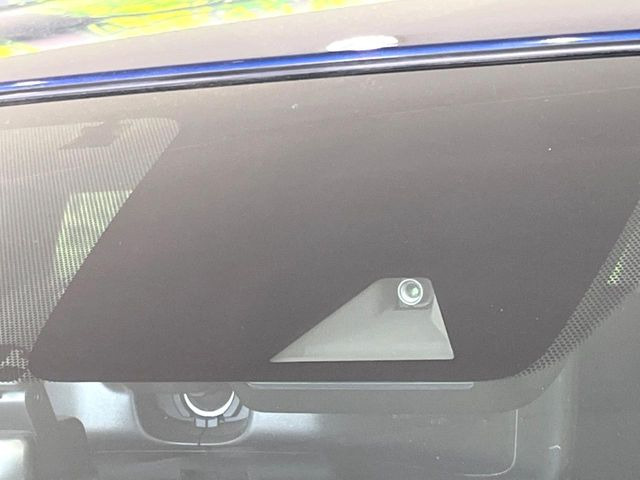 【エマージェンシーブレーキ】走行中に前方の車両等を認識し、衝突しそうな時は警報とブレーキで衝突回避と被害軽減をアシスト。より安全にドライブをお楽しみいただけます。