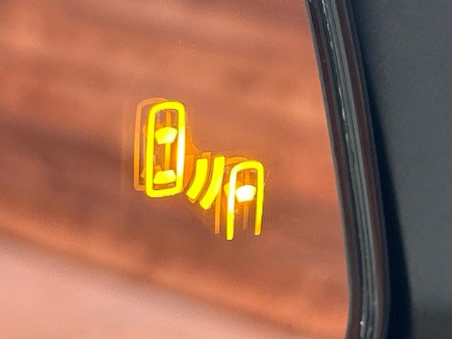 【ブラインドスポットモニター】走行中、ドアミラーの死角になりやすい箇所に後続車が接近するとサイドミラーのレンズに警告を表示!ドライバーに注意喚起をしてくれます。