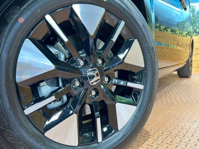�y����16�C���`�A���~�z�C�[���z�O�ςɃ}�b�`���������A���~�z�C�[���𑕒����Ă���܂��B�e��ЊO�A���~�z�C�[����A�X�^�b�h���X�^�C�����戵�����Ă���܂��B���񂲑��k����������