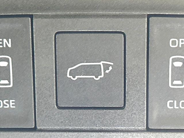 【パワーバックドア】スマートキーや運転席のボタンを押すだけでリアゲートが自動で開閉します!荷物を持っている時や、高い位置にあるバックドアを閉める際に便利な機能です♪