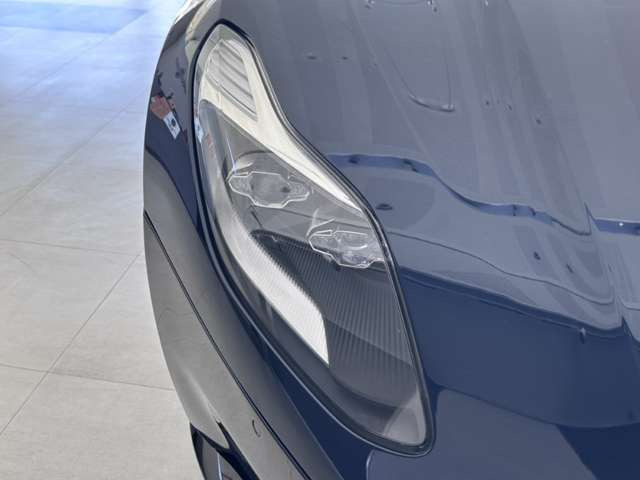 オプション:インテリアブラックパック、タッチパッドコントロ ール