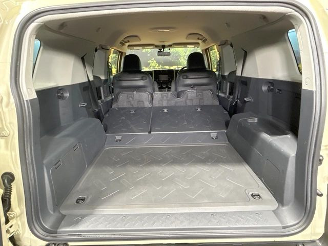 普段のお買い物や通勤、送迎等に十分な荷室スペースを確保しております。セカンドシートを倒すと、大きな荷物の積載も可能です♪